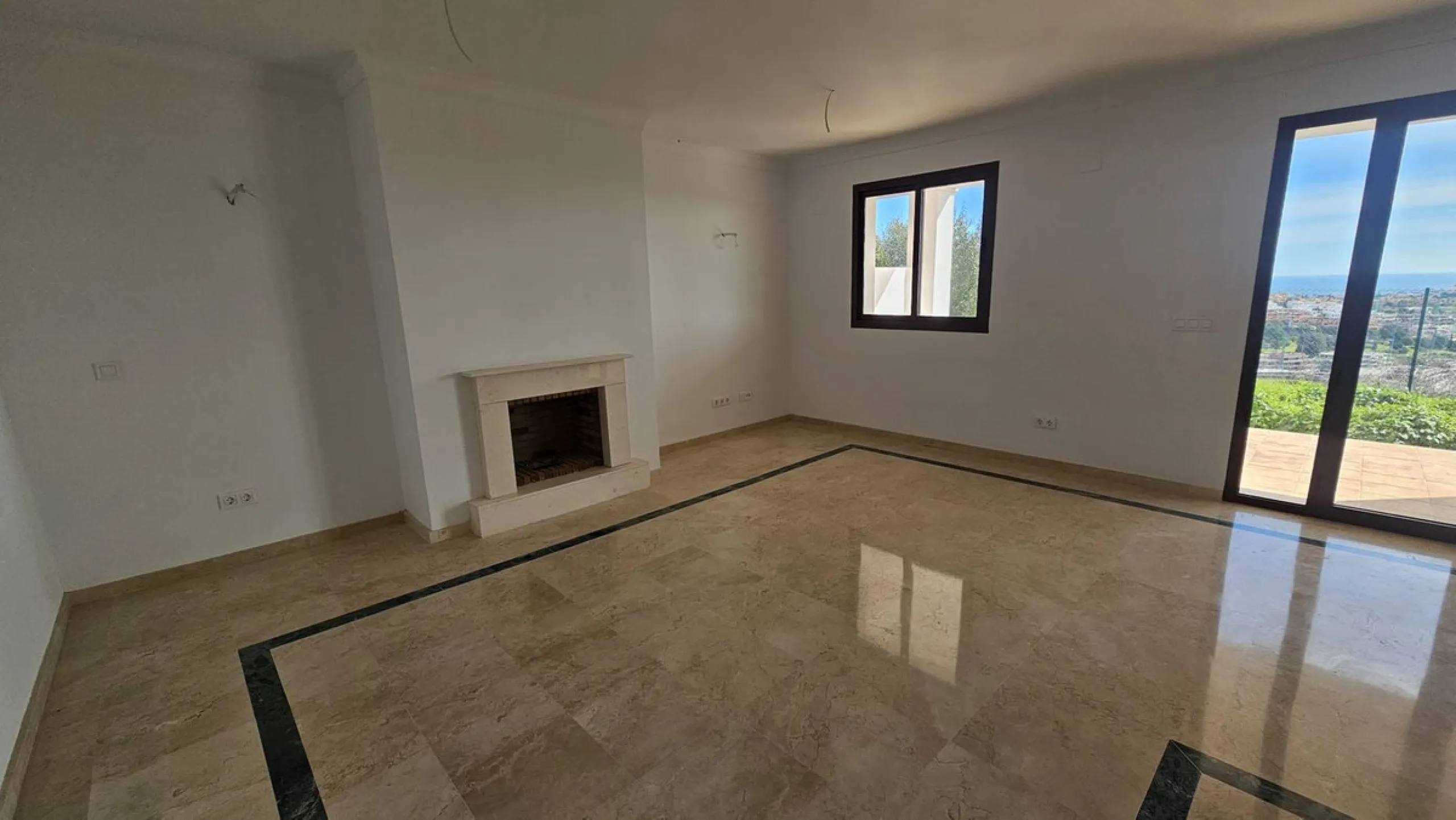 Discover this charming detached house in the exclusive Doña Julia residential complex in Casares, Málaga. A property that combines comfort, spaciousness, and a prime location, ideal for those seeking tranquility, quality of life, and an enviable natural s