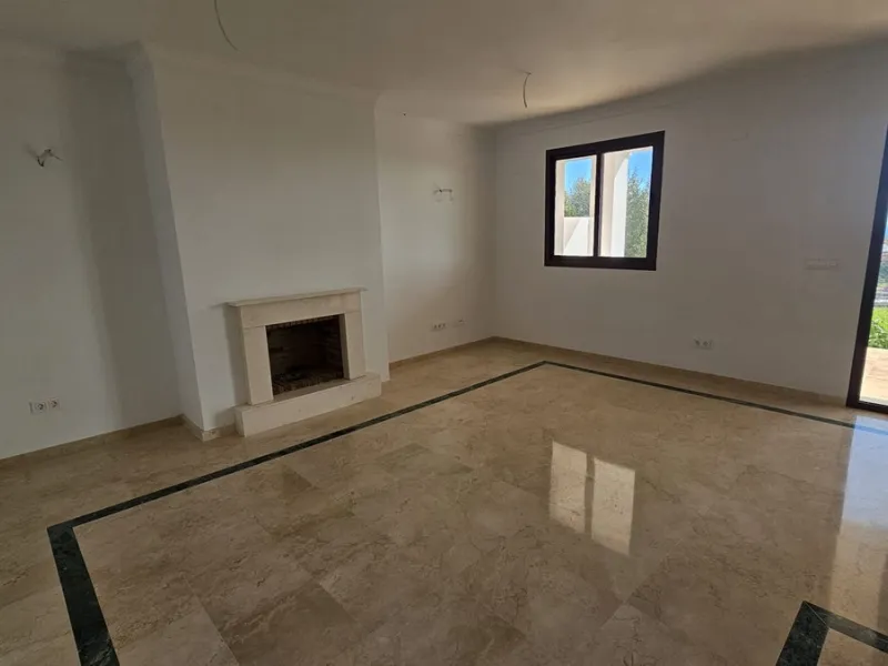 Discover this charming detached house in the exclusive Doña Julia residential complex in Casares, Málaga. A property that combines comfort, spaciousness, and a prime location, ideal for those seeking tranquility, quality of life, and an enviable natural s