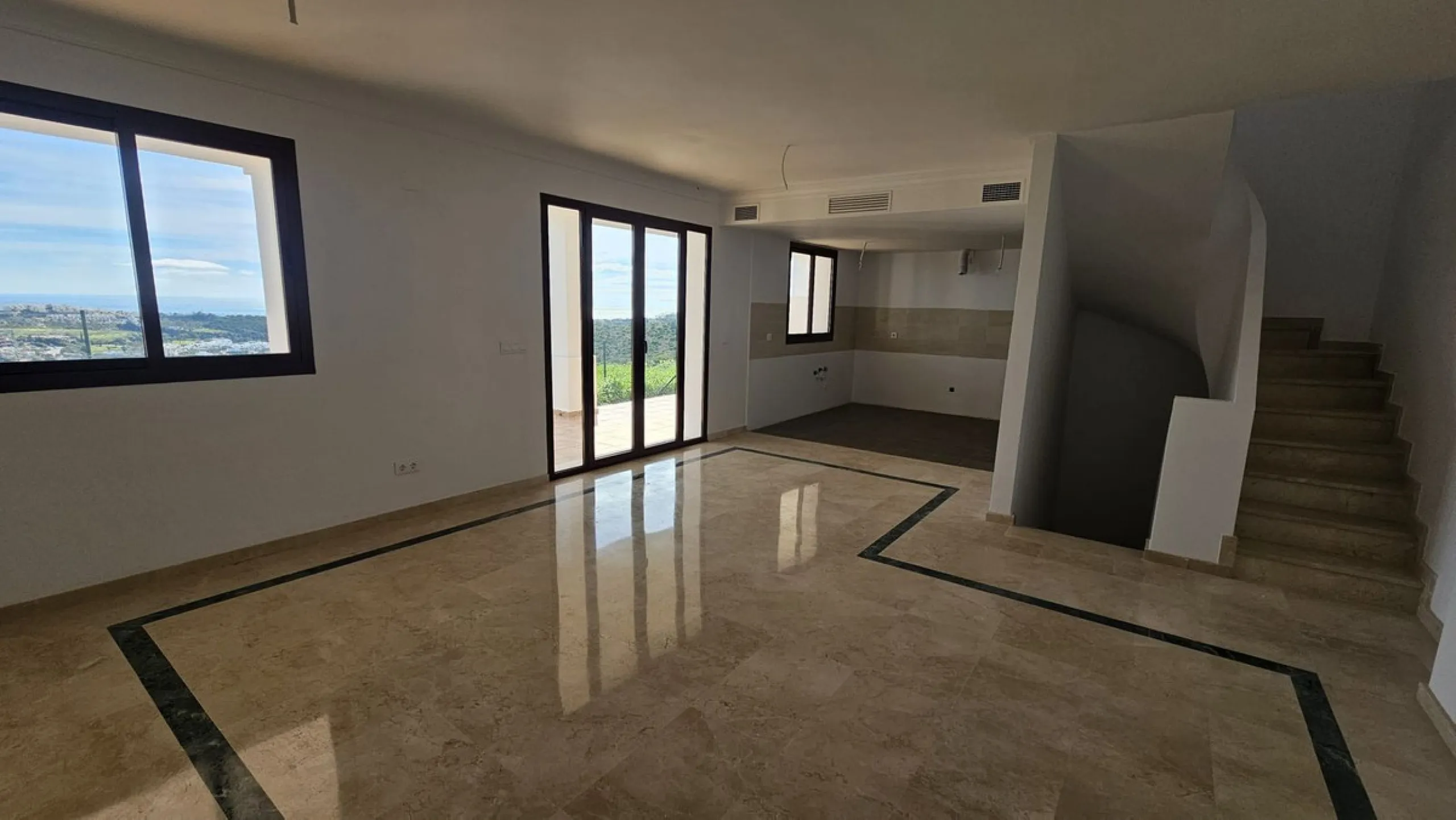 Discover this charming detached house in the exclusive Doña Julia residential complex in Casares, Málaga. A property that combines comfort, spaciousness, and a prime location, ideal for those seeking tranquility, quality of life, and an enviable natural s