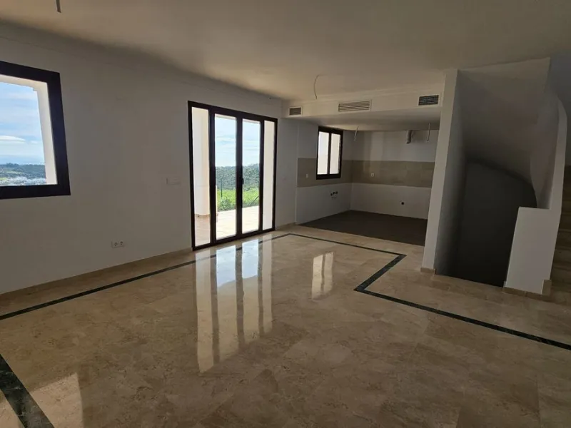 Discover this charming detached house in the exclusive Doña Julia residential complex in Casares, Málaga. A property that combines comfort, spaciousness, and a prime location, ideal for those seeking tranquility, quality of life, and an enviable natural s