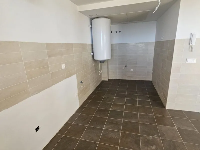 Discover this charming detached house in the exclusive Doña Julia residential complex in Casares, Málaga. A property that combines comfort, spaciousness, and a prime location, ideal for those seeking tranquility, quality of life, and an enviable natural s