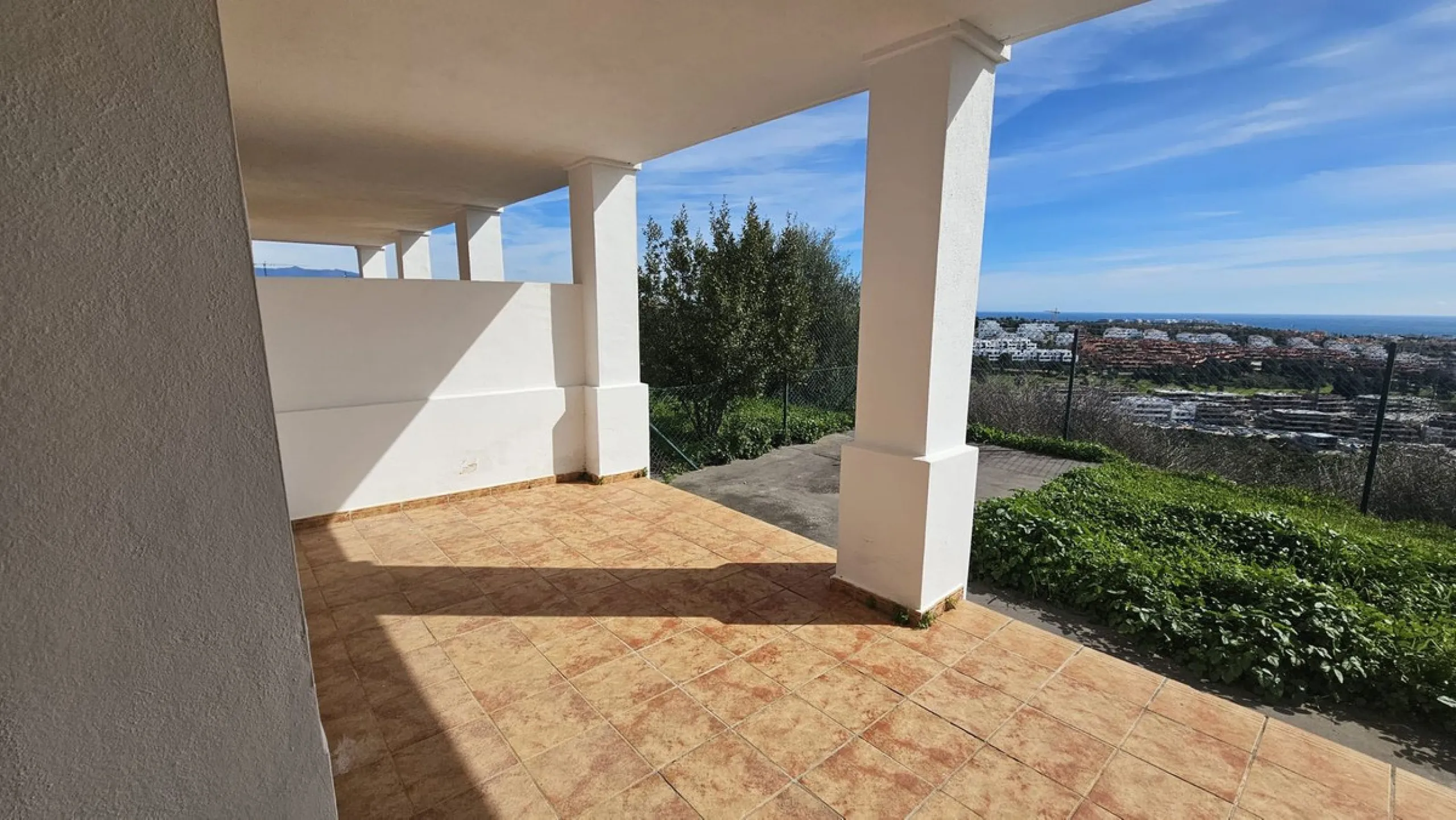 Discover this charming detached house in the exclusive Doña Julia residential complex in Casares, Málaga. A property that combines comfort, spaciousness, and a prime location, ideal for those seeking tranquility, quality of life, and an enviable natural s