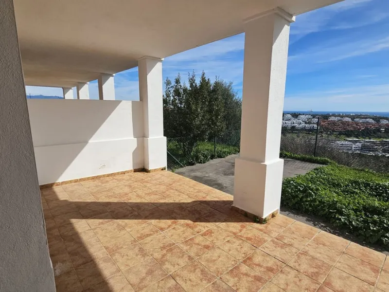 Discover this charming detached house in the exclusive Doña Julia residential complex in Casares, Málaga. A property that combines comfort, spaciousness, and a prime location, ideal for those seeking tranquility, quality of life, and an enviable natural s