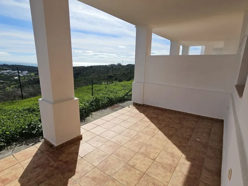 Discover this charming detached house in the exclusive Doña Julia residential complex in Casares, Málaga. A property that combines comfort, spaciousness, and a prime location, ideal for those seeking tranquility, quality of life, and an enviable natural s