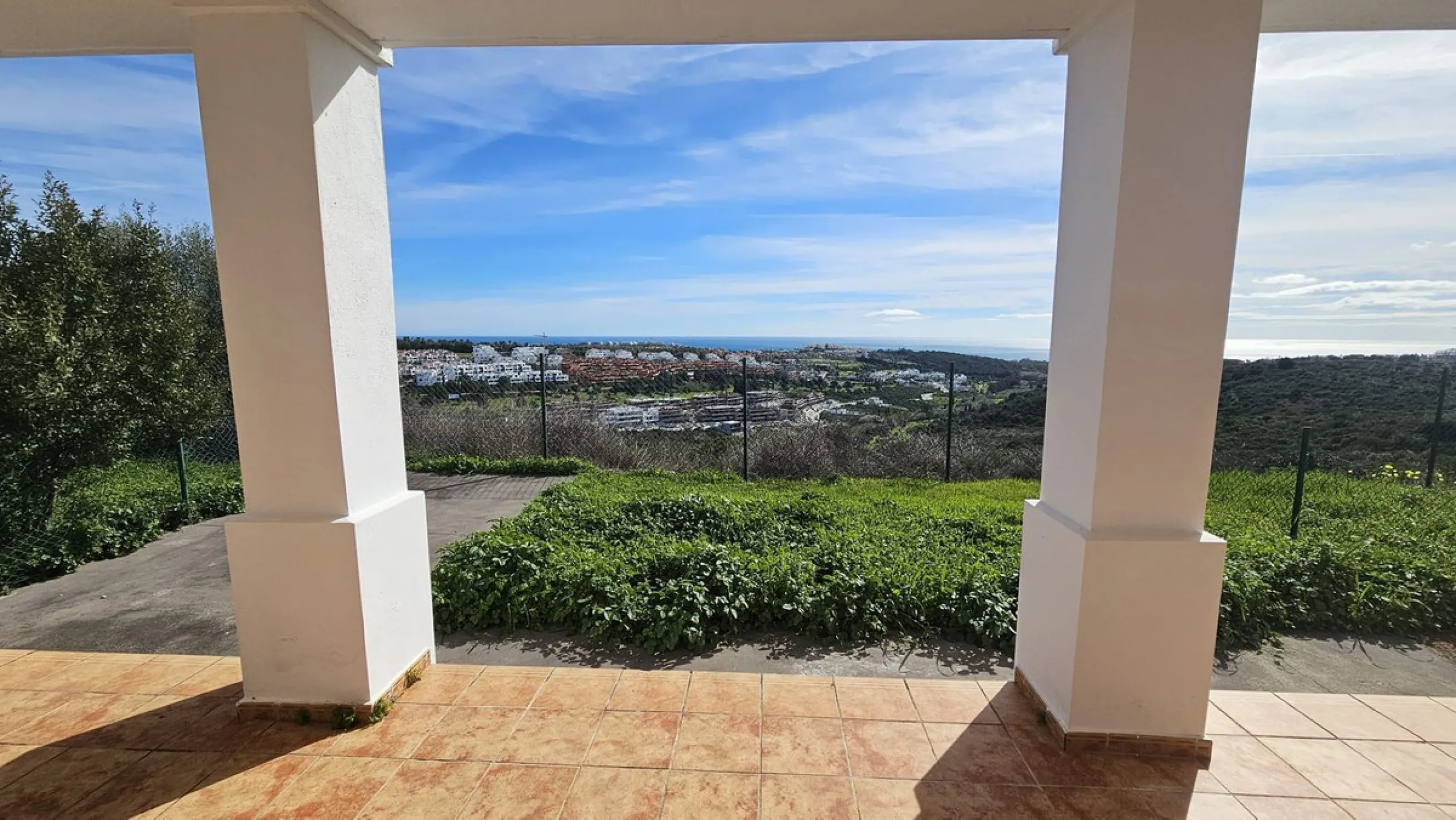 Discover this charming detached house in the exclusive Doña Julia residential complex in Casares, Málaga. A property that combines comfort, spaciousness, and a prime location, ideal for those seeking tranquility, quality of life, and an enviable natural s