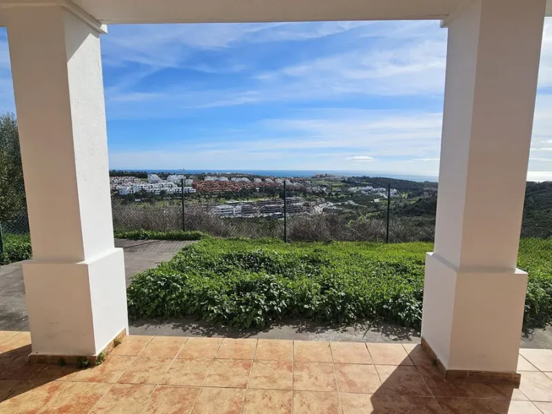 Discover this charming detached house in the exclusive Doña Julia residential complex in Casares, Málaga. A property that combines comfort, spaciousness, and a prime location, ideal for those seeking tranquility, quality of life, and an enviable natural s