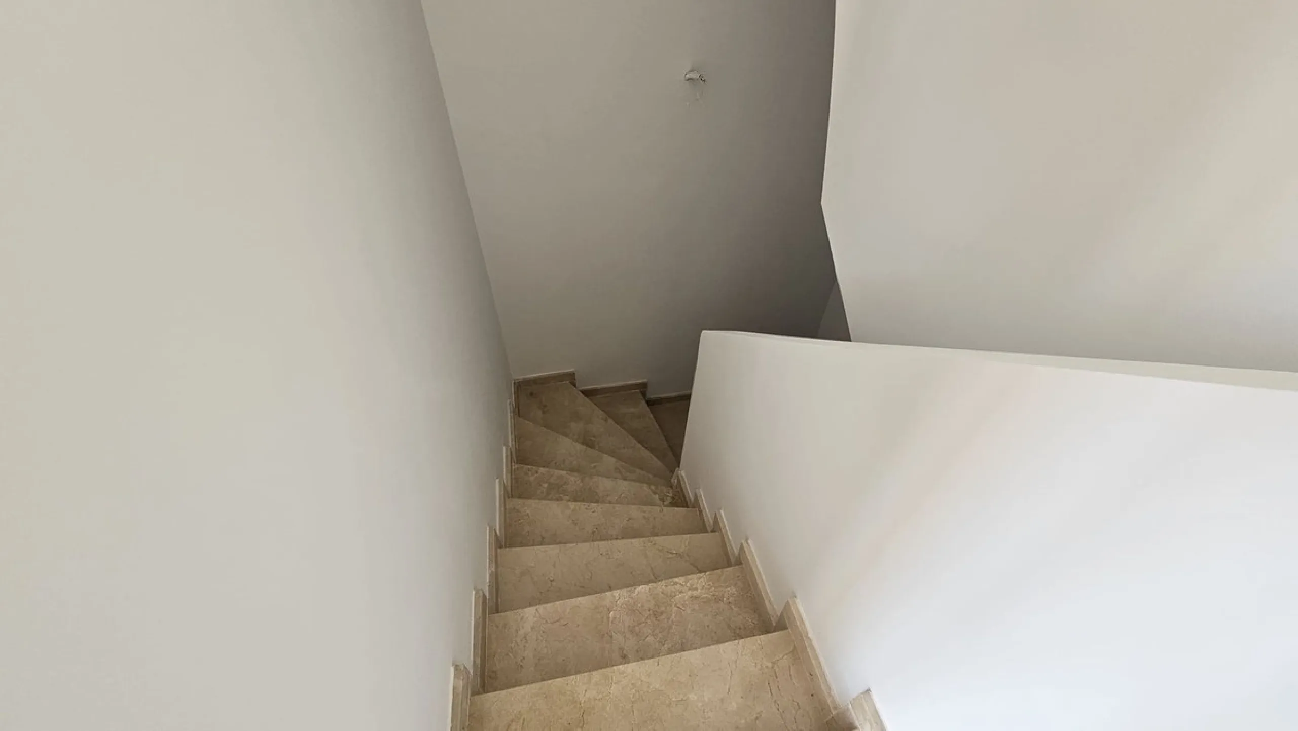 Discover this charming detached house in the exclusive Doña Julia residential complex in Casares, Málaga. A property that combines comfort, spaciousness, and a prime location, ideal for those seeking tranquility, quality of life, and an enviable natural s