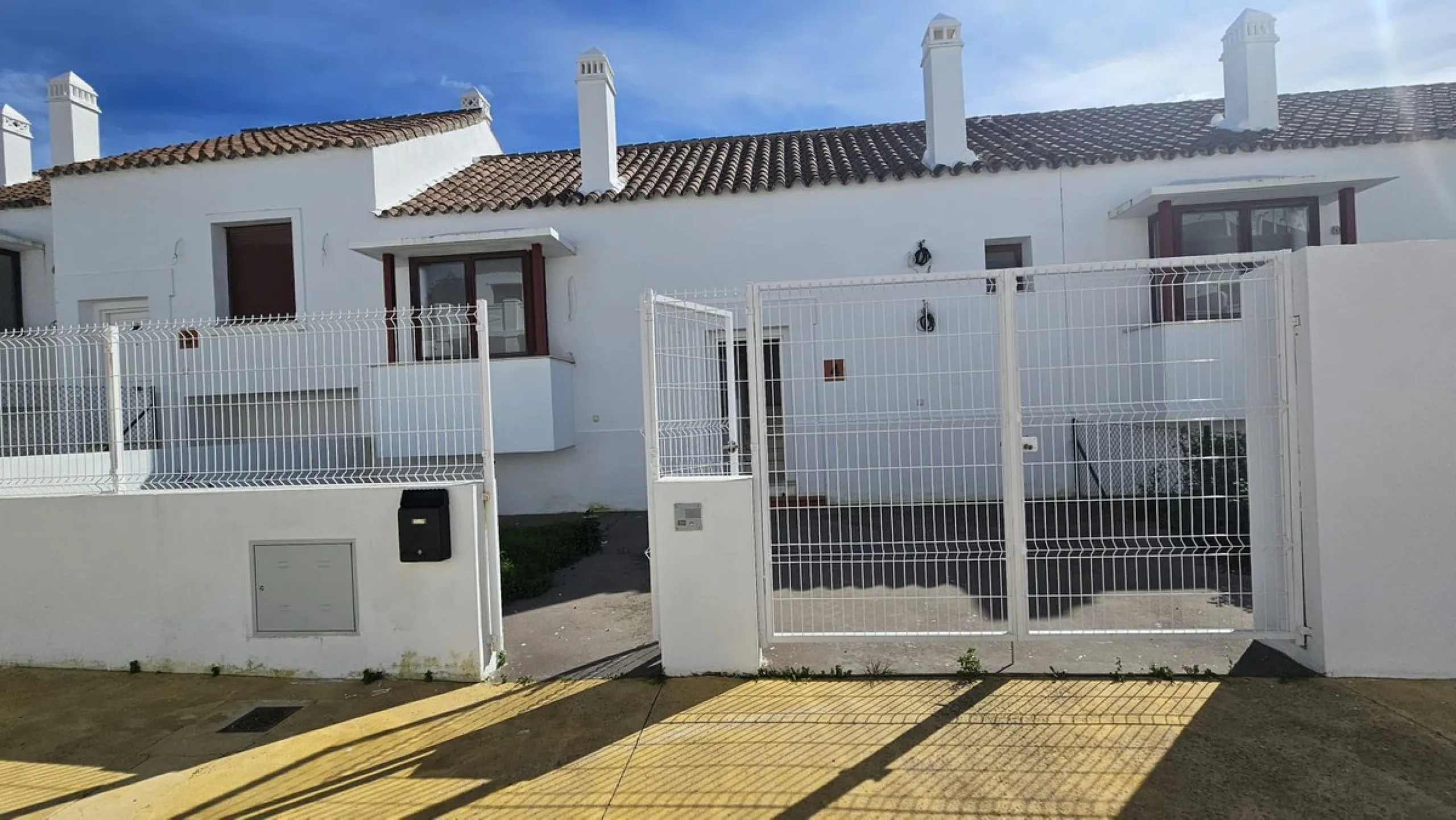 Discover this charming detached house in the exclusive Doña Julia residential complex, in the municipality of Casares, Málaga. A property that combines comfort, spaciousness, and a prime location, perfect for those seeking tranquility and quality of life.