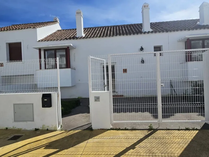 Discover this charming detached house in the exclusive Doña Julia residential complex, in the municipality of Casares, Málaga. A property that combines comfort, spaciousness, and a prime location, perfect for those seeking tranquility and quality of life.