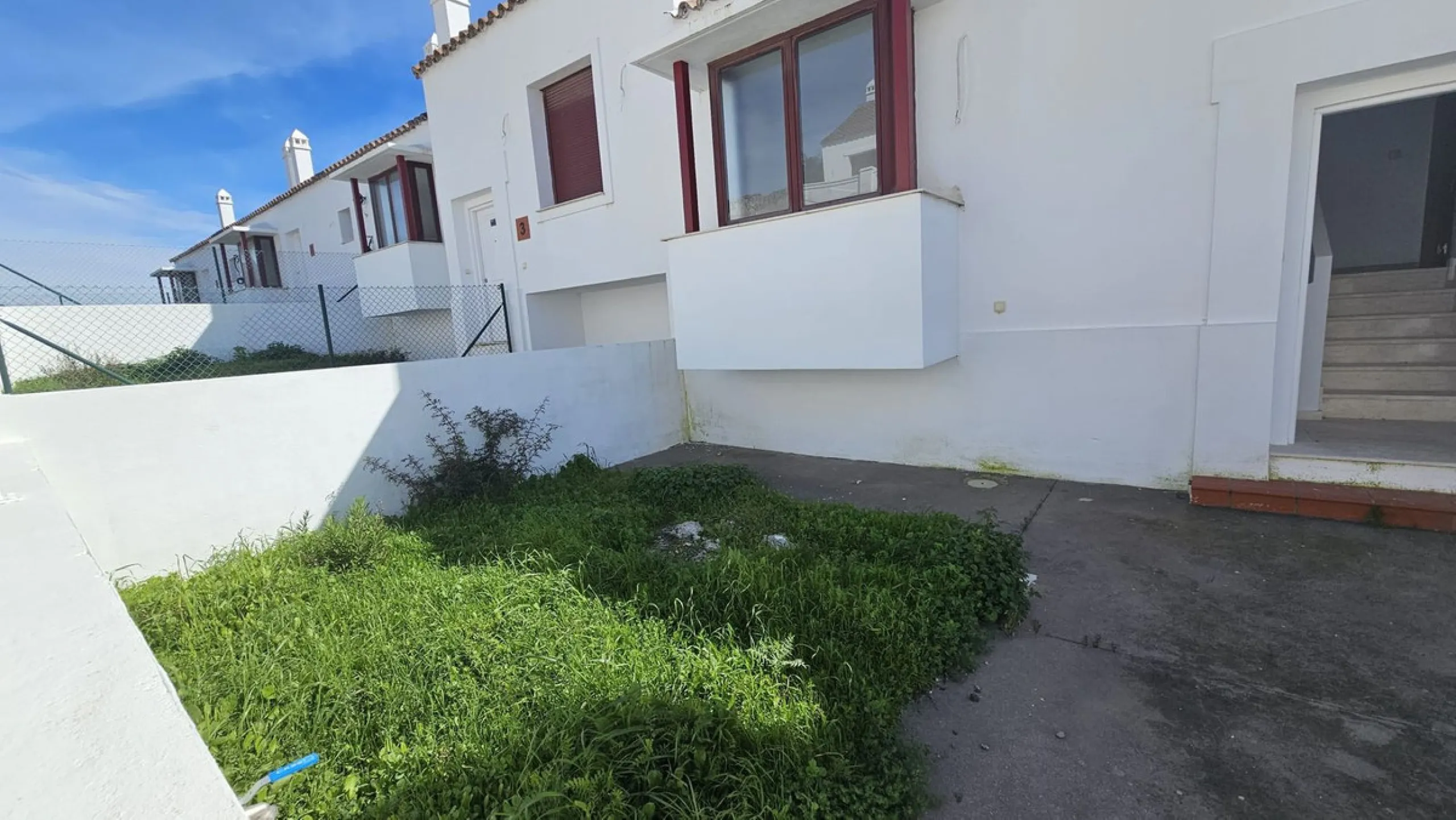 Discover this charming detached house in the exclusive Doña Julia residential complex, in the municipality of Casares, Málaga. A property that combines comfort, spaciousness, and a prime location, perfect for those seeking tranquility and quality of life.