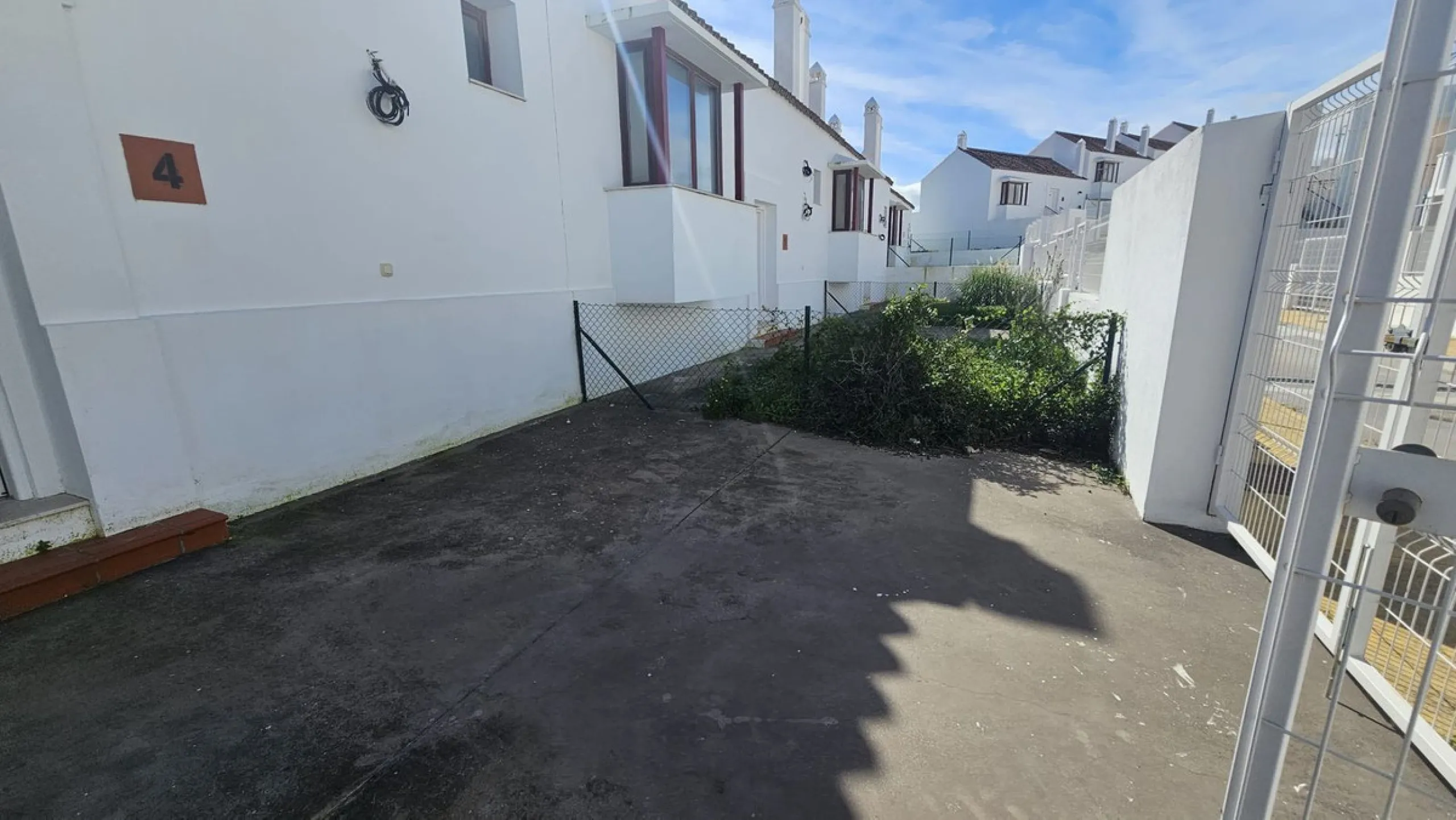 Discover this charming detached house in the exclusive Doña Julia residential complex, in the municipality of Casares, Málaga. A property that combines comfort, spaciousness, and a prime location, perfect for those seeking tranquility and quality of life.