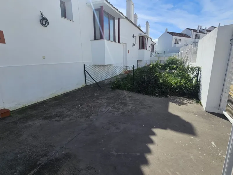 Discover this charming detached house in the exclusive Doña Julia residential complex, in the municipality of Casares, Málaga. A property that combines comfort, spaciousness, and a prime location, perfect for those seeking tranquility and quality of life.