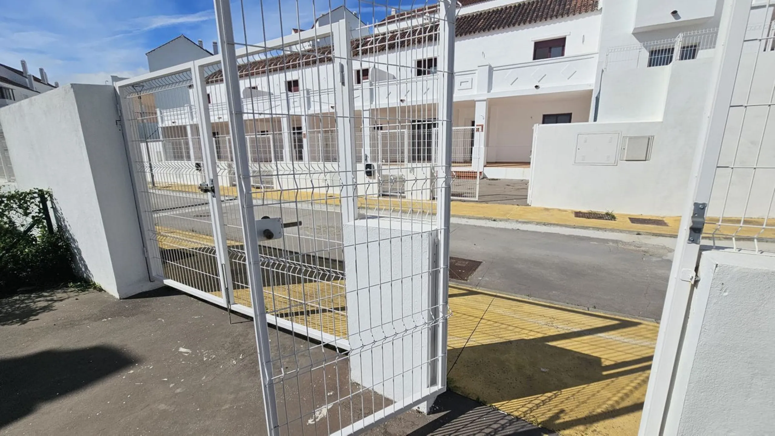 Discover this charming detached house in the exclusive Doña Julia residential complex, in the municipality of Casares, Málaga. A property that combines comfort, spaciousness, and a prime location, perfect for those seeking tranquility and quality of life.