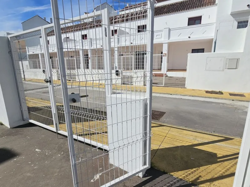 Discover this charming detached house in the exclusive Doña Julia residential complex, in the municipality of Casares, Málaga. A property that combines comfort, spaciousness, and a prime location, perfect for those seeking tranquility and quality of life.