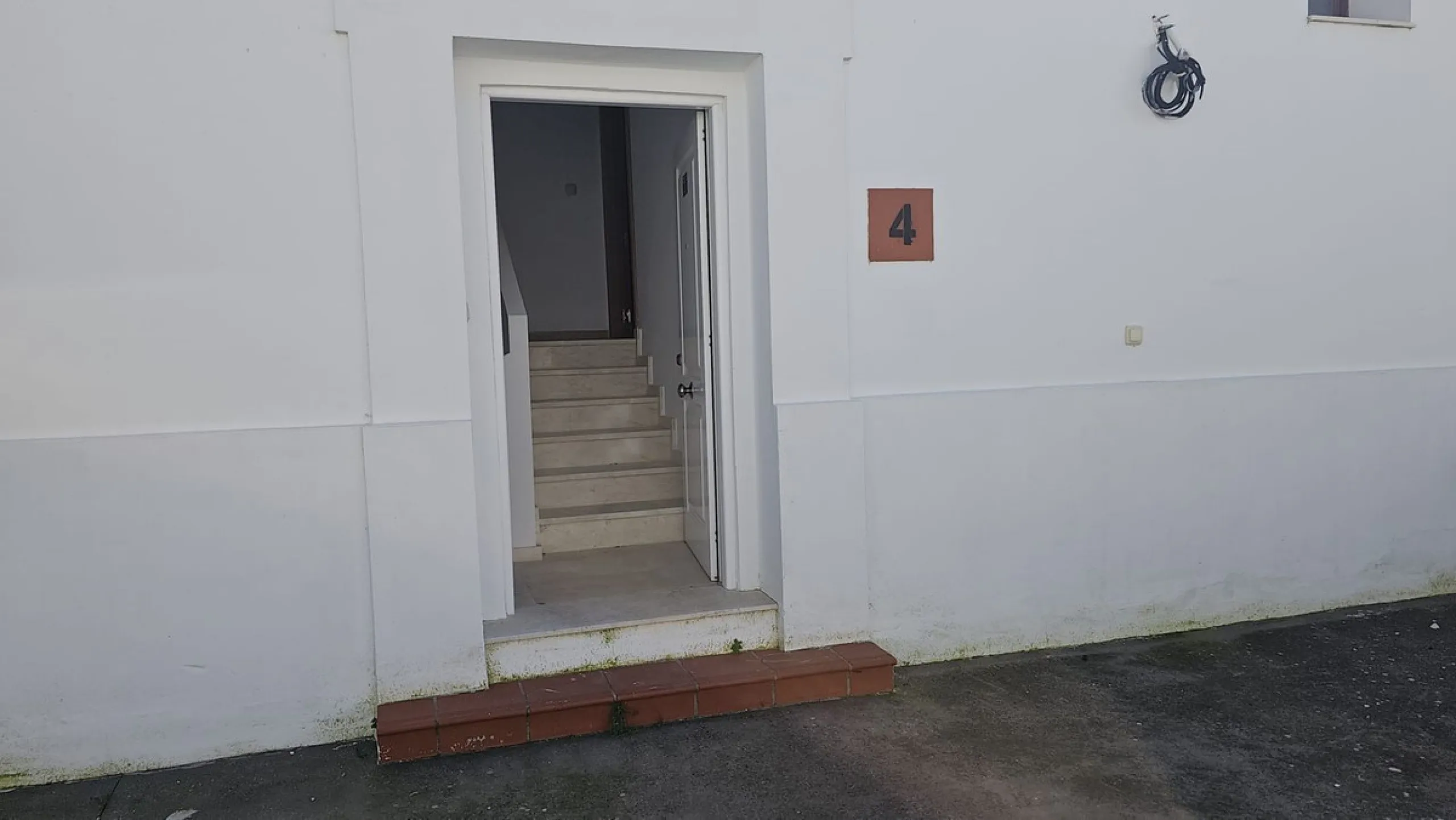 Discover this charming detached house in the exclusive Doña Julia residential complex, in the municipality of Casares, Málaga. A property that combines comfort, spaciousness, and a prime location, perfect for those seeking tranquility and quality of life.