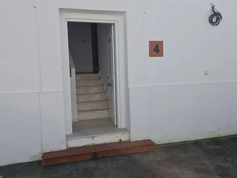Discover this charming detached house in the exclusive Doña Julia residential complex, in the municipality of Casares, Málaga. A property that combines comfort, spaciousness, and a prime location, perfect for those seeking tranquility and quality of life.