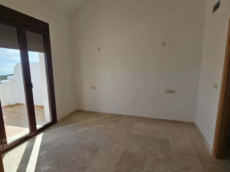 Discover this charming detached house in the exclusive Doña Julia residential complex, in the municipality of Casares, Málaga. A property that combines comfort, spaciousness, and a prime location, perfect for those seeking tranquility and quality of life.