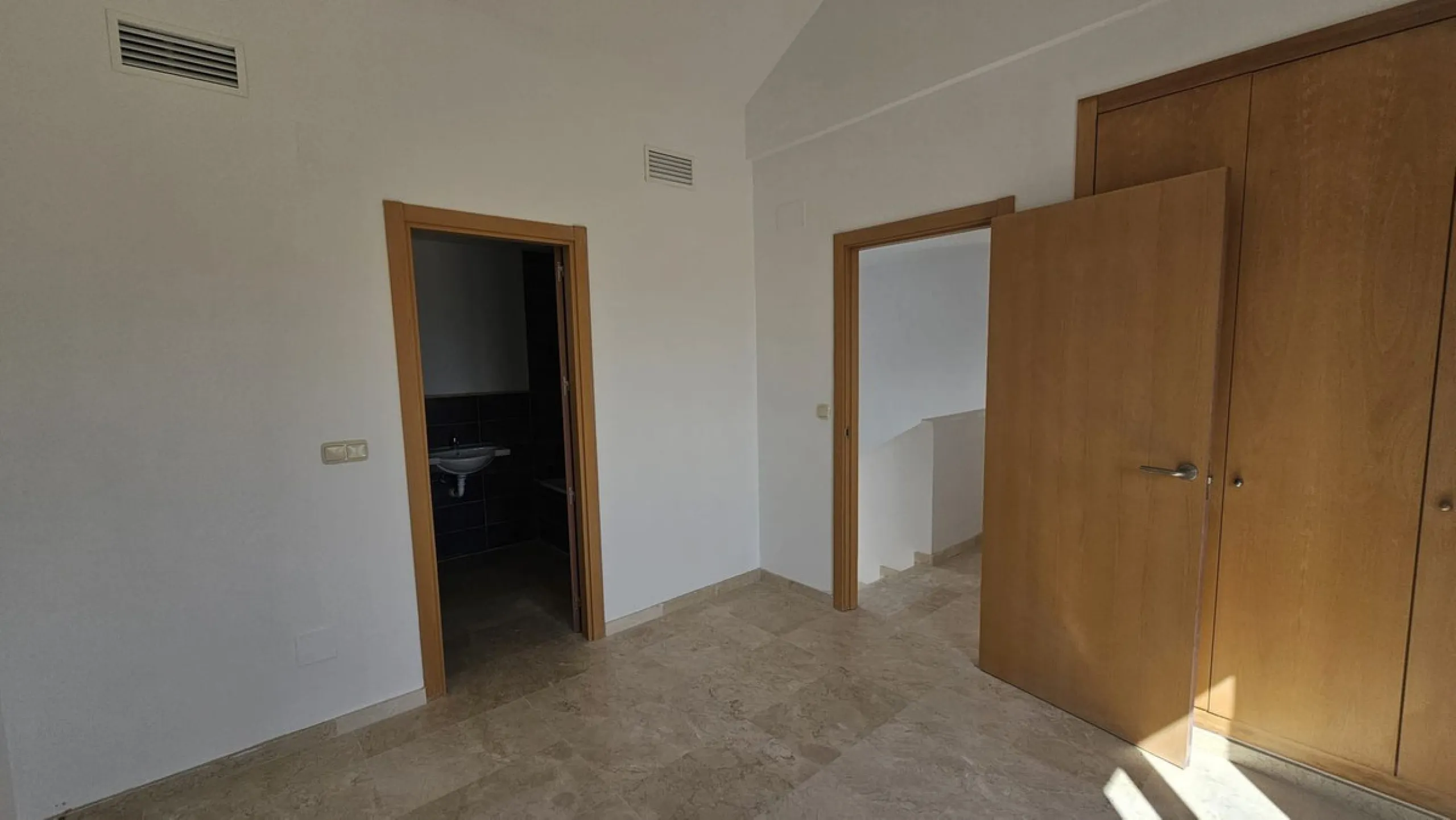 Discover this charming detached house in the exclusive Doña Julia residential complex, in the municipality of Casares, Málaga. A property that combines comfort, spaciousness, and a prime location, perfect for those seeking tranquility and quality of life.