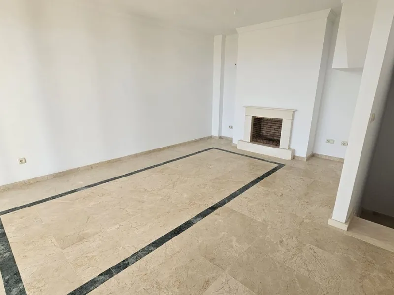 Discover this charming detached house in the exclusive Doña Julia residential complex, in the municipality of Casares, Málaga. A property that combines comfort, spaciousness, and a prime location, perfect for those seeking tranquility and quality of life.