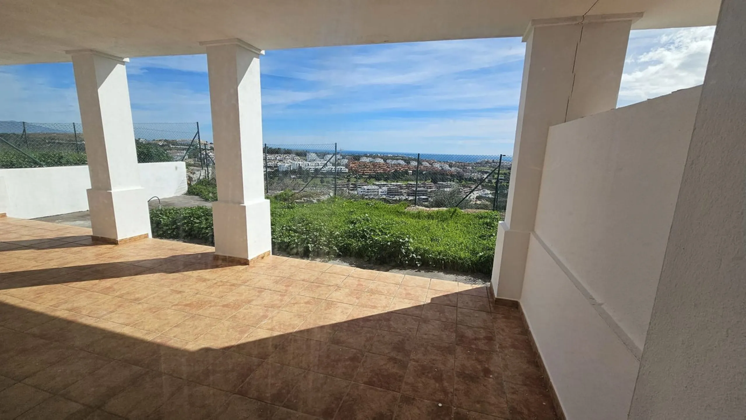Discover this charming detached house in the exclusive Doña Julia residential complex, in the municipality of Casares, Málaga. A property that combines comfort, spaciousness, and a prime location, perfect for those seeking tranquility and quality of life.