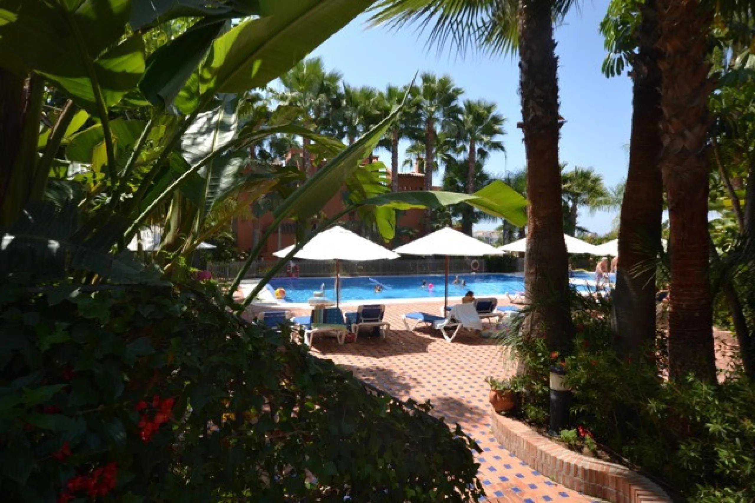 Stunning Andalucian style townhouse located on the famous golden mile in Marbella. A wonderfull designed architecture with Mediterranean taste, surrounded by lush tropical gardens and polos in areas of large ponds make this location a great place to live.