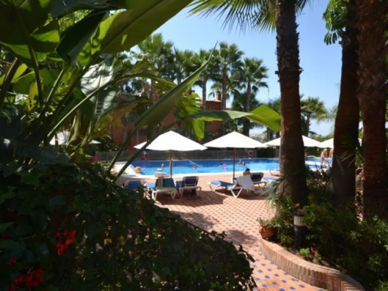 Stunning Andalucian style townhouse located on the famous golden mile in Marbella. A wonderfull designed architecture with Mediterranean taste, surrounded by lush tropical gardens and polos in areas of large ponds make this location a great place to live.
