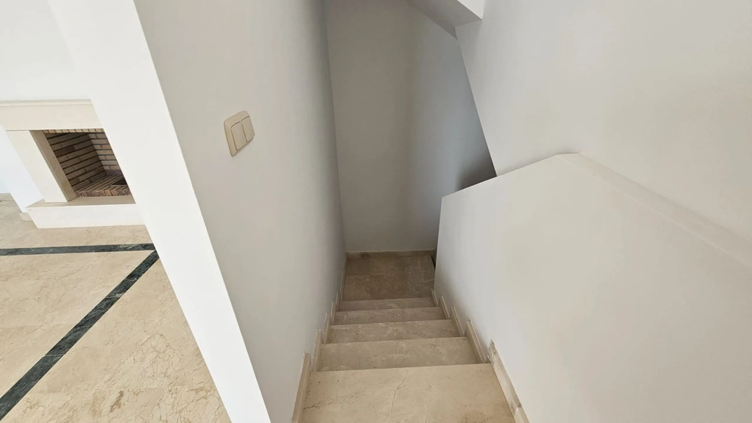 Discover this charming detached house in the exclusive Doña Julia residential complex, in the municipality of Casares, Málaga. A property that combines comfort, spaciousness, and a prime location, perfect for those seeking tranquility and quality of life.