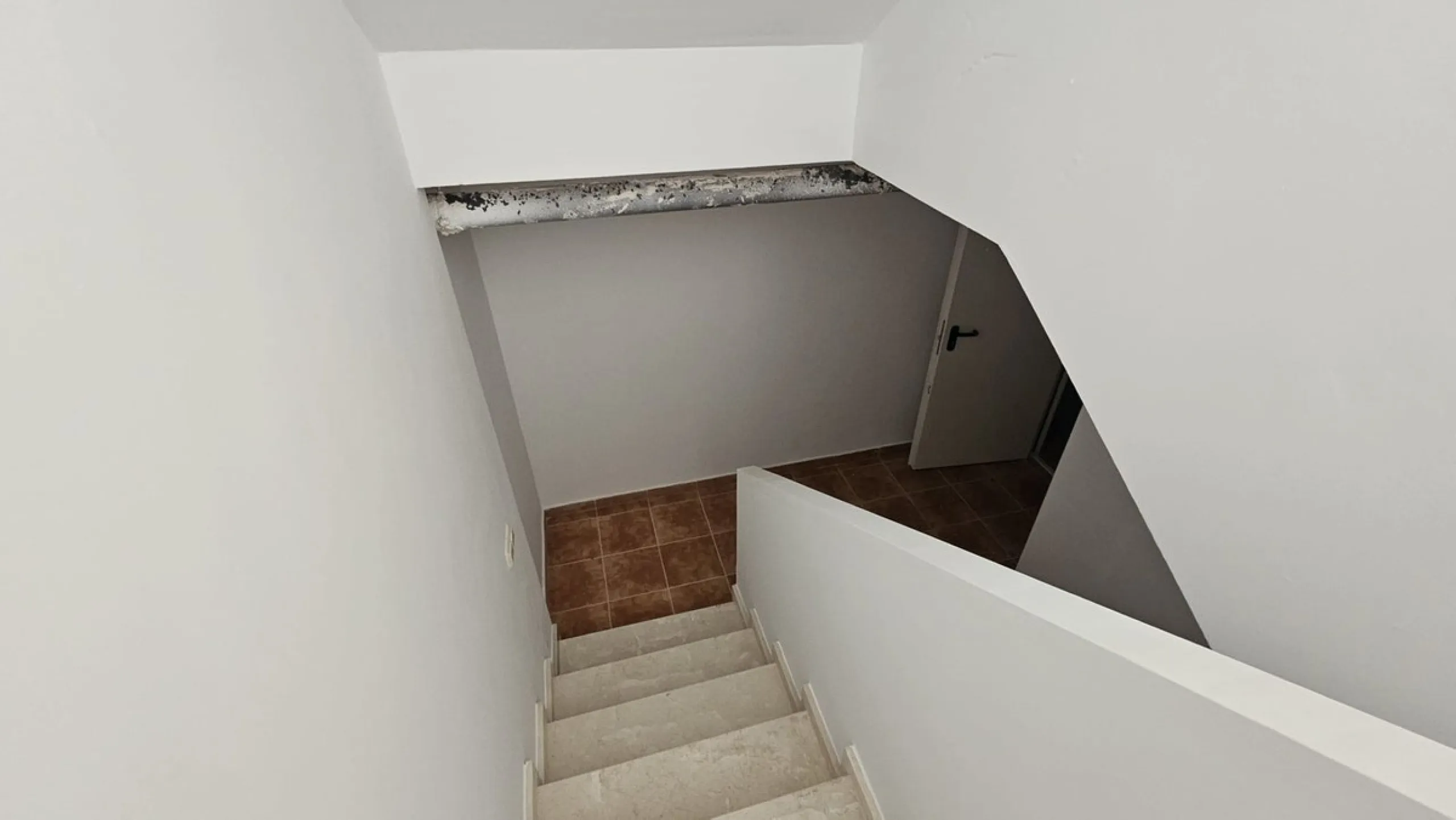 Discover this charming detached house in the exclusive Doña Julia residential complex, in the municipality of Casares, Málaga. A property that combines comfort, spaciousness, and a prime location, perfect for those seeking tranquility and quality of life.
