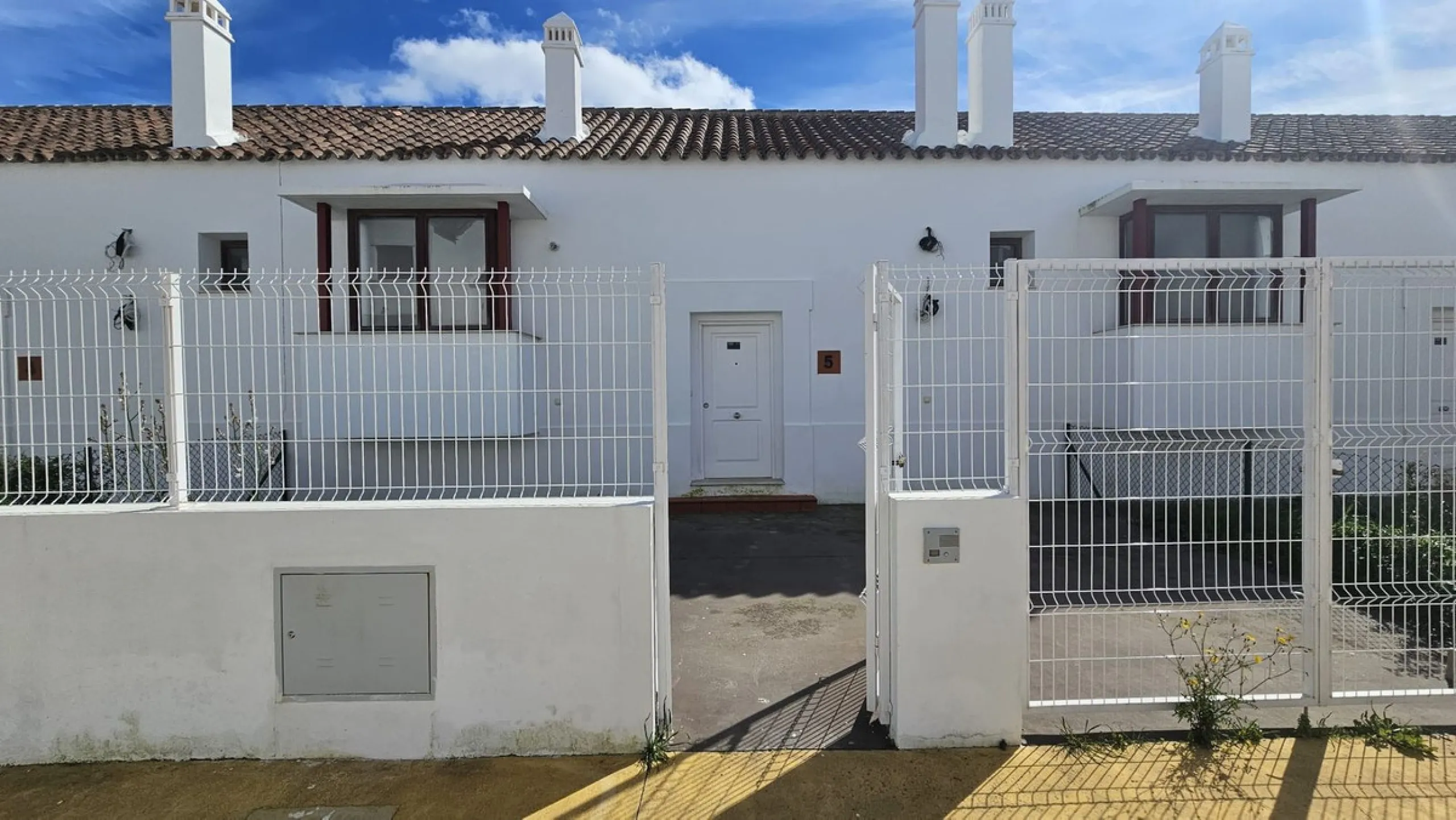 Discover this charming detached house in the exclusive Doña Julia residential complex, in the municipality of Casares, Málaga. A property that combines comfort, spaciousness, and a prime location, perfect for those seeking tranquility and quality of life.