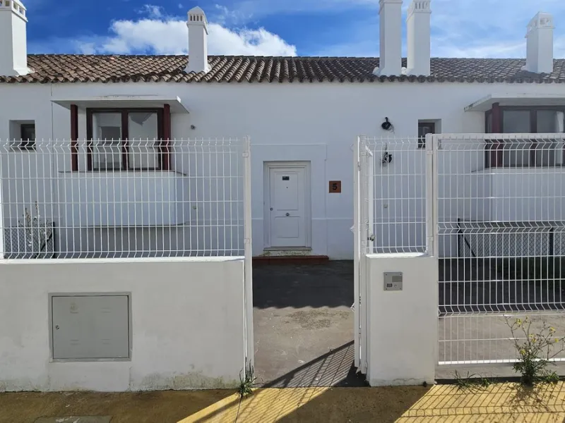 Discover this charming detached house in the exclusive Doña Julia residential complex, in the municipality of Casares, Málaga. A property that combines comfort, spaciousness, and a prime location, perfect for those seeking tranquility and quality of life.