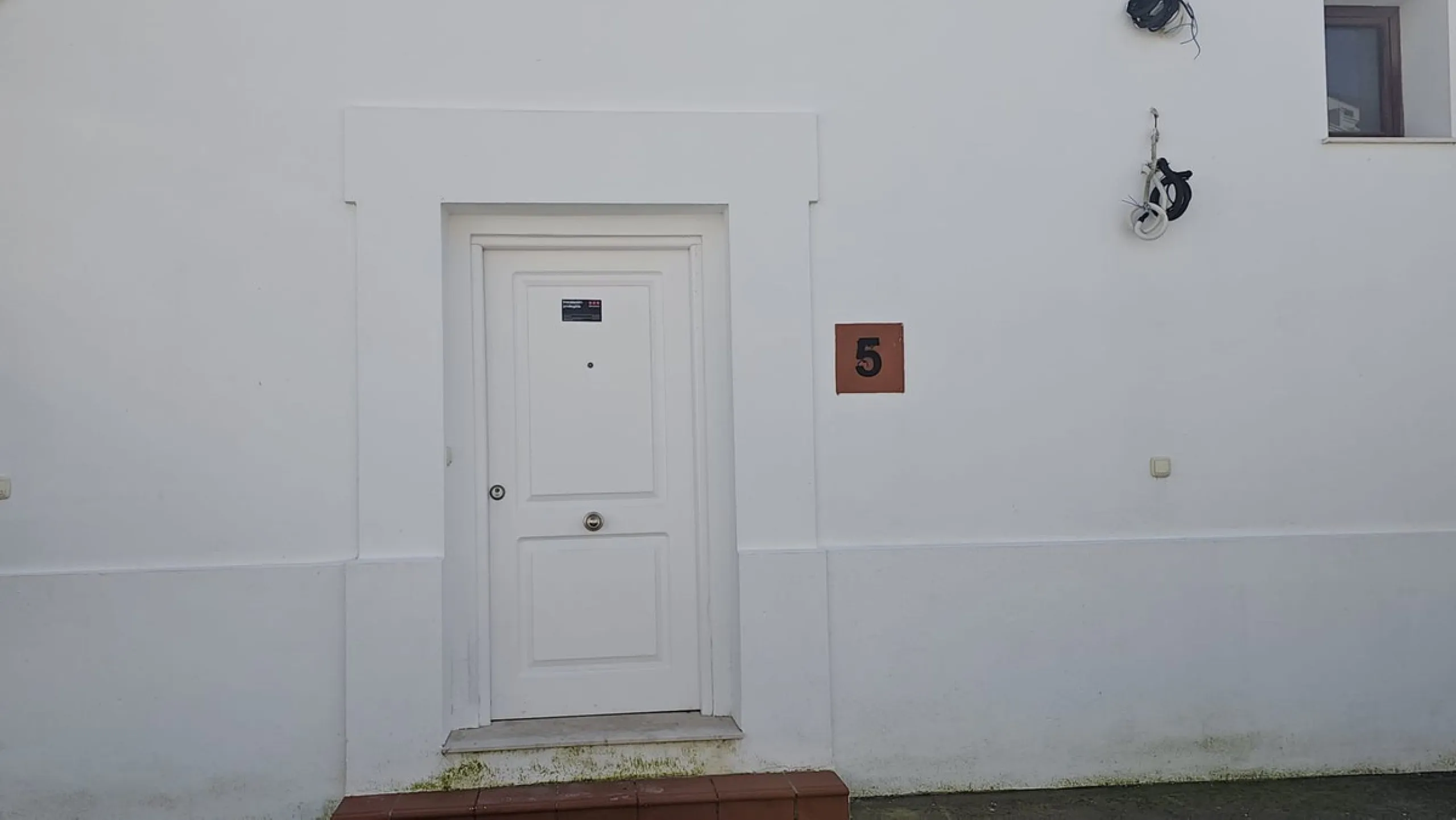 Discover this charming detached house in the exclusive Doña Julia residential complex, in the municipality of Casares, Málaga. A property that combines comfort, spaciousness, and a prime location, perfect for those seeking tranquility and quality of life.