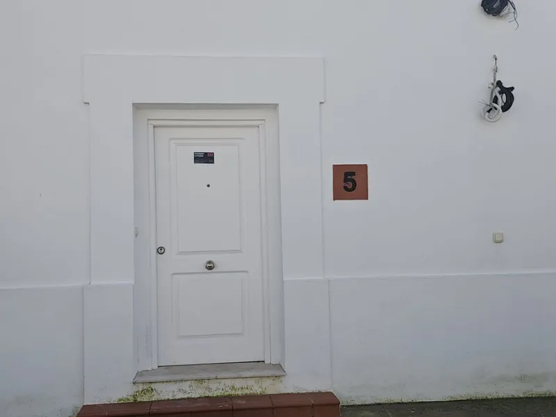 Discover this charming detached house in the exclusive Doña Julia residential complex, in the municipality of Casares, Málaga. A property that combines comfort, spaciousness, and a prime location, perfect for those seeking tranquility and quality of life.