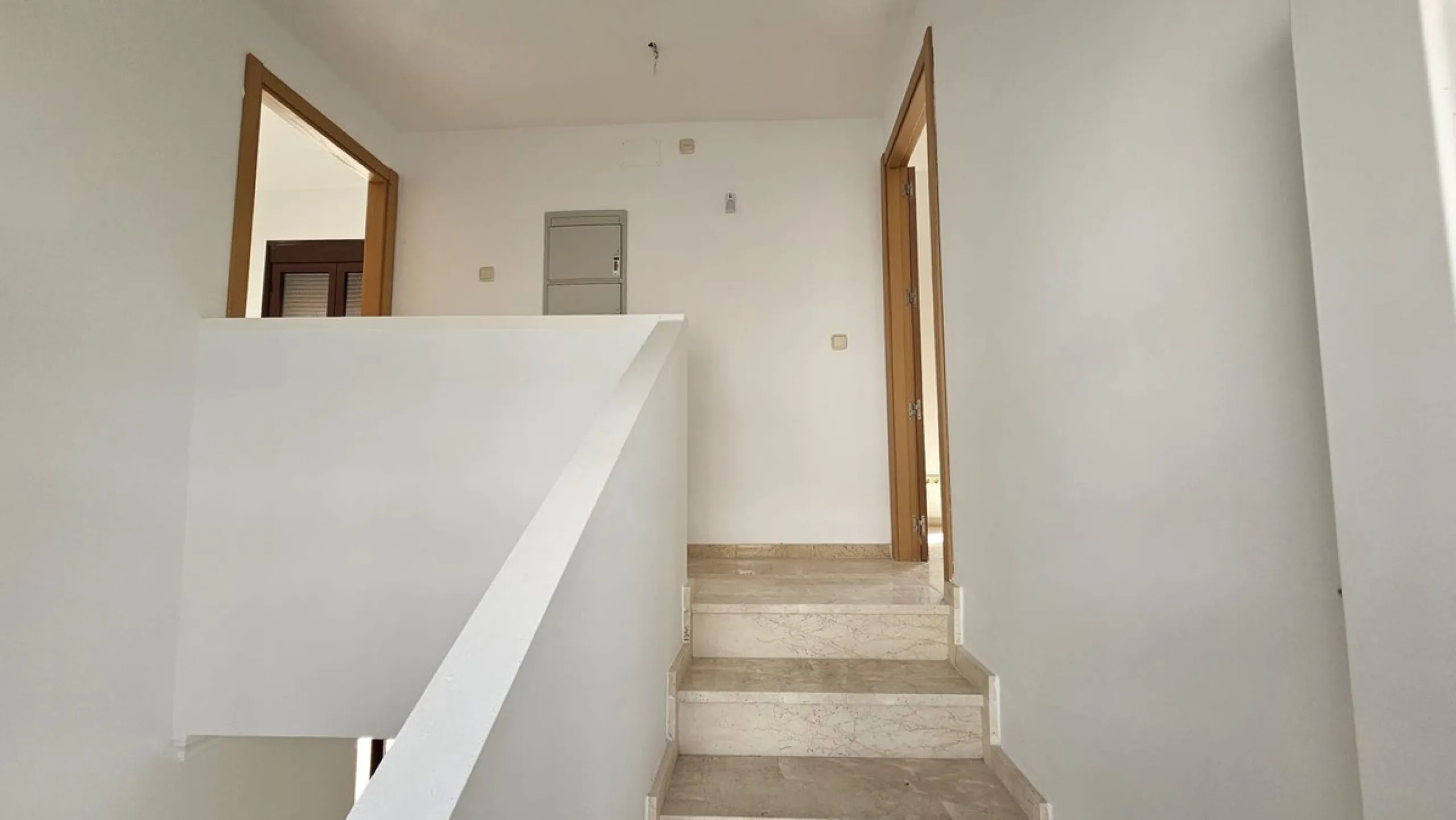 Discover this charming detached house in the exclusive Doña Julia residential complex, in the municipality of Casares, Málaga. A property that combines comfort, spaciousness, and a prime location, perfect for those seeking tranquility and quality of life.