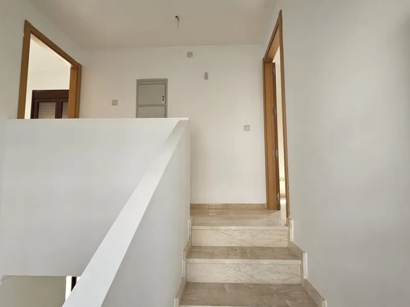 Discover this charming detached house in the exclusive Doña Julia residential complex, in the municipality of Casares, Málaga. A property that combines comfort, spaciousness, and a prime location, perfect for those seeking tranquility and quality of life.