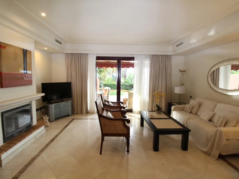 Stunning Andalucian style townhouse located on the famous golden mile in Marbella. A wonderfull designed architecture with Mediterranean taste, surrounded by lush tropical gardens and polos in areas of large ponds make this location a great place to live.