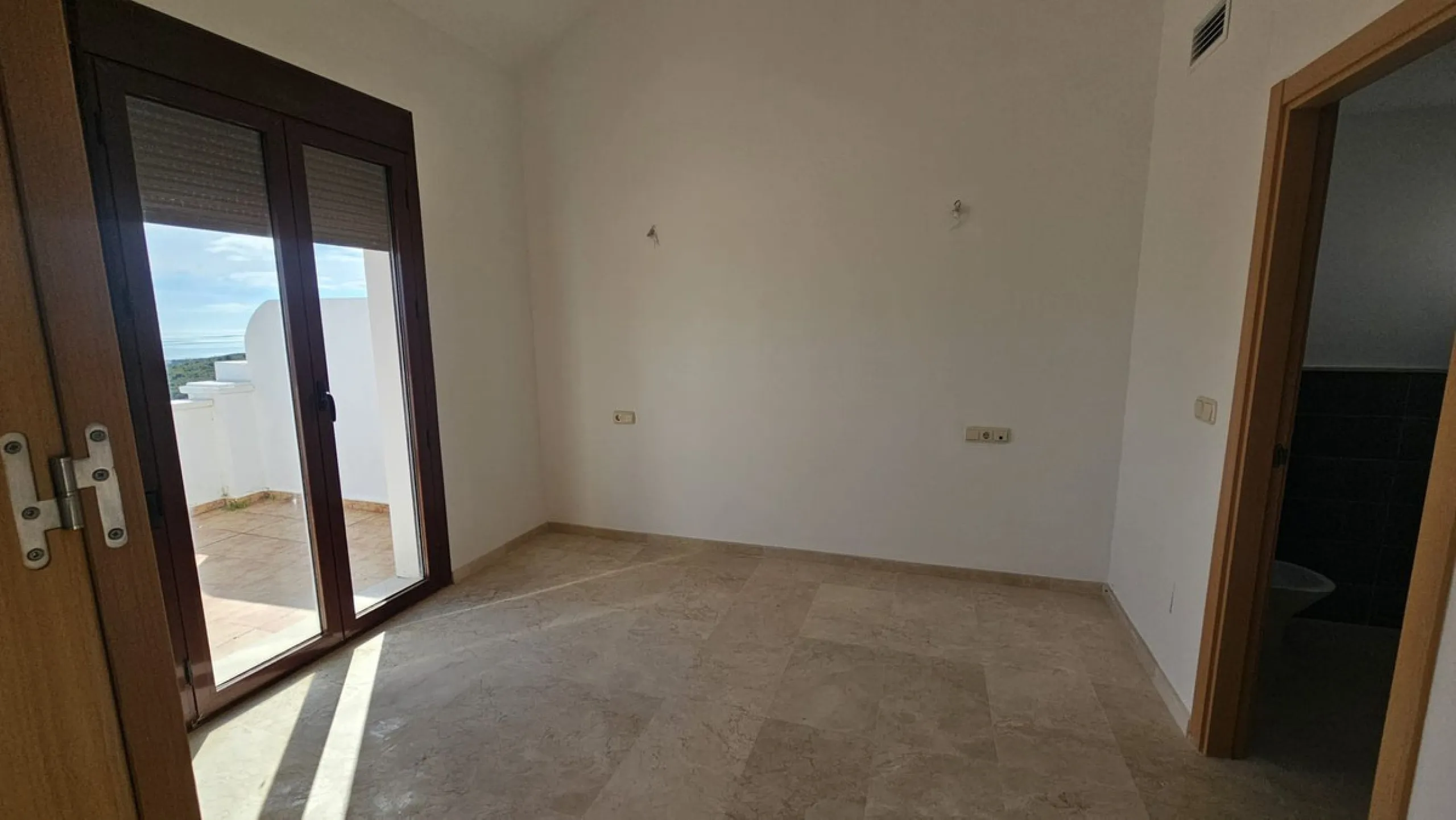 Discover this charming detached house in the exclusive Doña Julia residential complex, in the municipality of Casares, Málaga. A property that combines comfort, spaciousness, and a prime location, perfect for those seeking tranquility and quality of life.