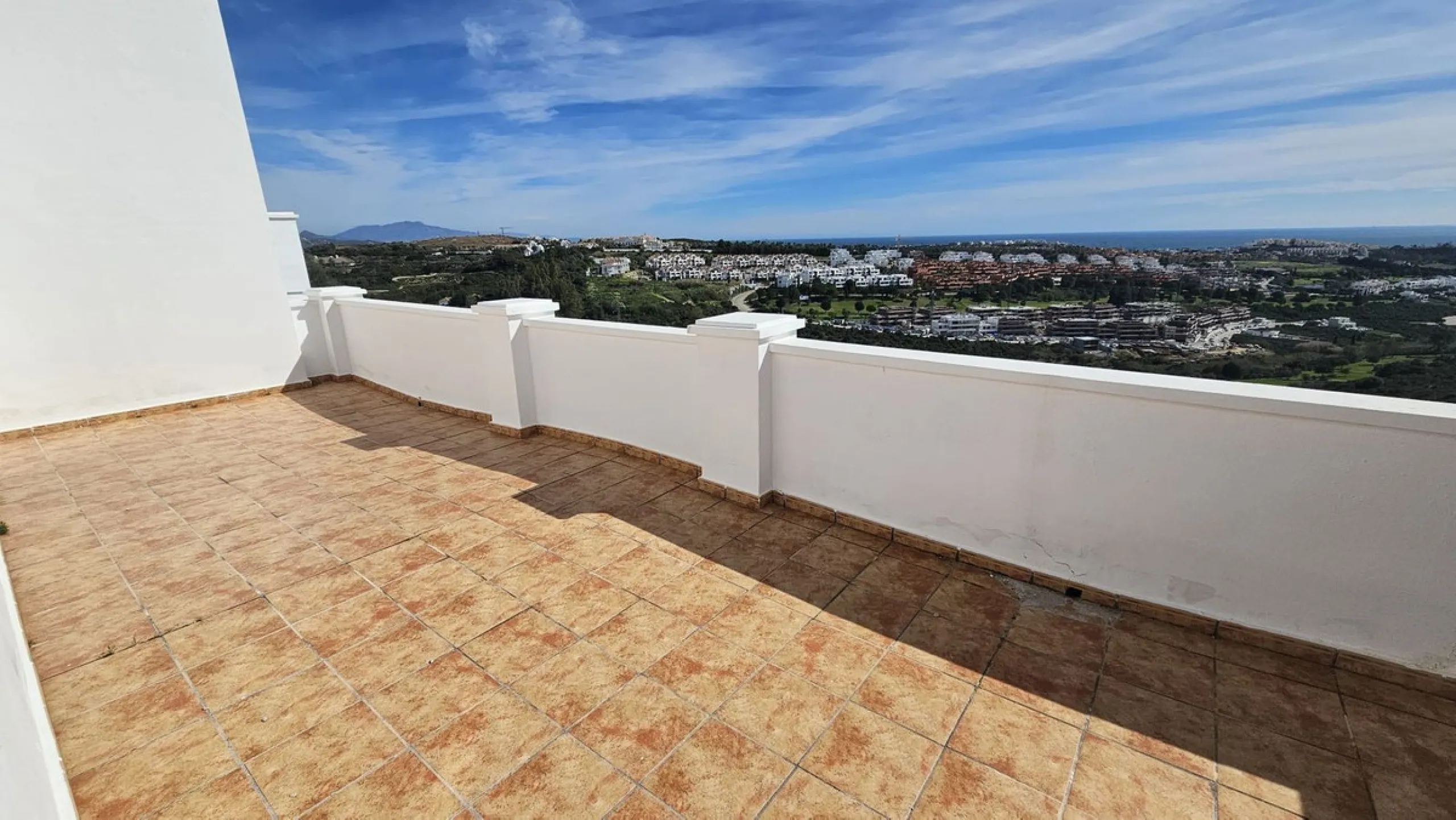 Discover this charming detached house in the exclusive Doña Julia residential complex, in the municipality of Casares, Málaga. A property that combines comfort, spaciousness, and a prime location, perfect for those seeking tranquility and quality of life.