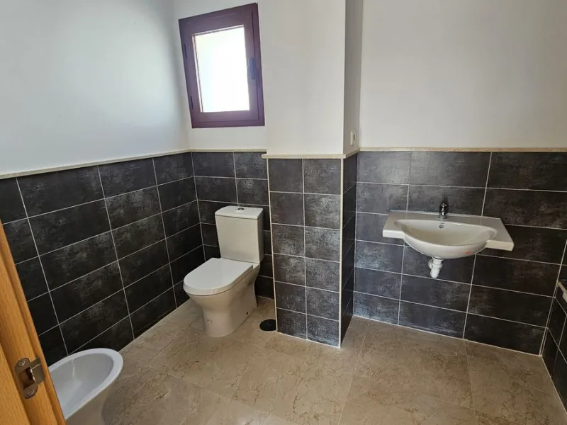Discover this charming detached house in the exclusive Doña Julia residential complex, in the municipality of Casares, Málaga. A property that combines comfort, spaciousness, and a prime location, perfect for those seeking tranquility and quality of life.