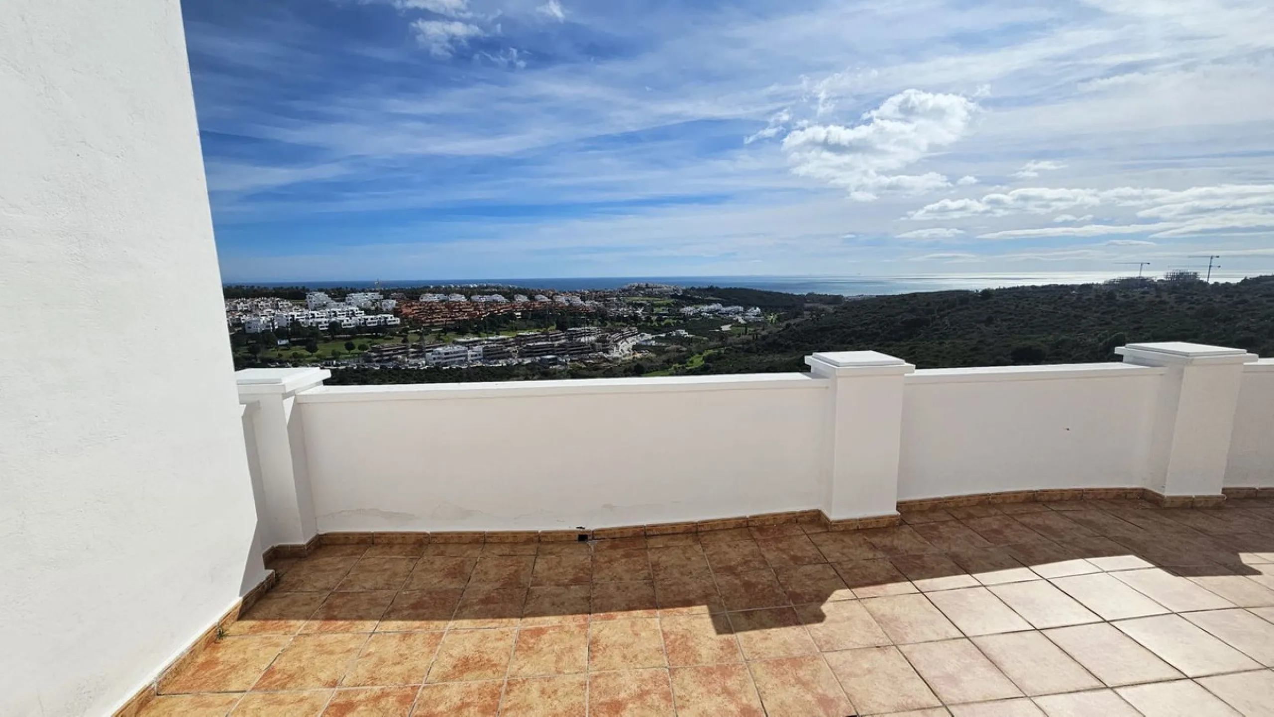 Discover this charming detached house in the exclusive Doña Julia residential complex, in the municipality of Casares, Málaga. A property that combines comfort, spaciousness, and a prime location, perfect for those seeking tranquility and quality of life.