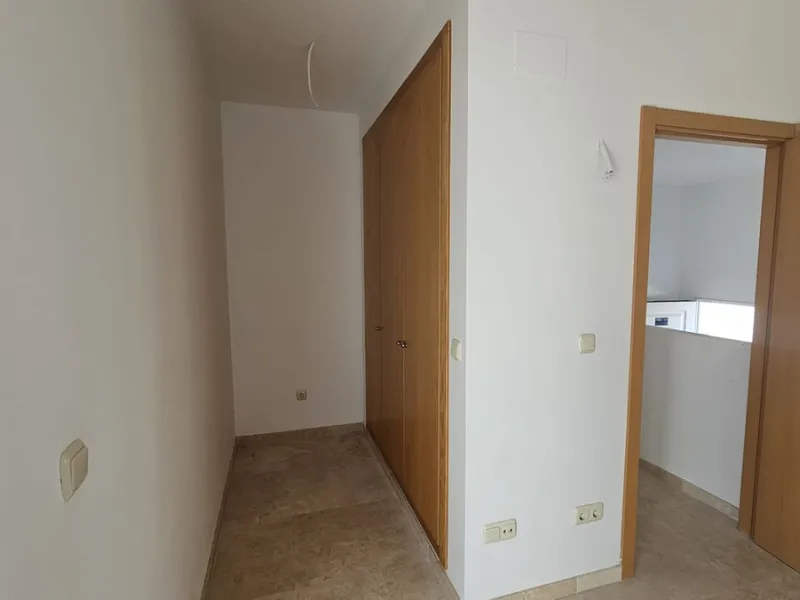 Discover this charming detached house in the exclusive Doña Julia residential complex, in the municipality of Casares, Málaga. A property that combines comfort, spaciousness, and a prime location, perfect for those seeking tranquility and quality of life.