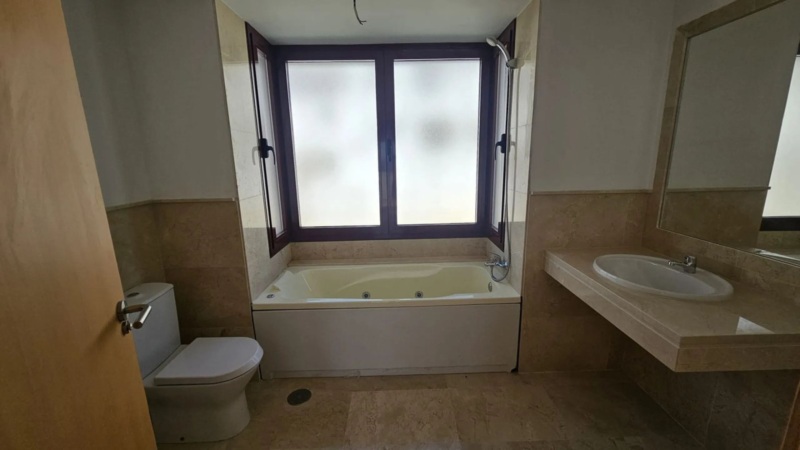 Discover this charming detached house in the exclusive Doña Julia residential complex, in the municipality of Casares, Málaga. A property that combines comfort, spaciousness, and a prime location, perfect for those seeking tranquility and quality of life.