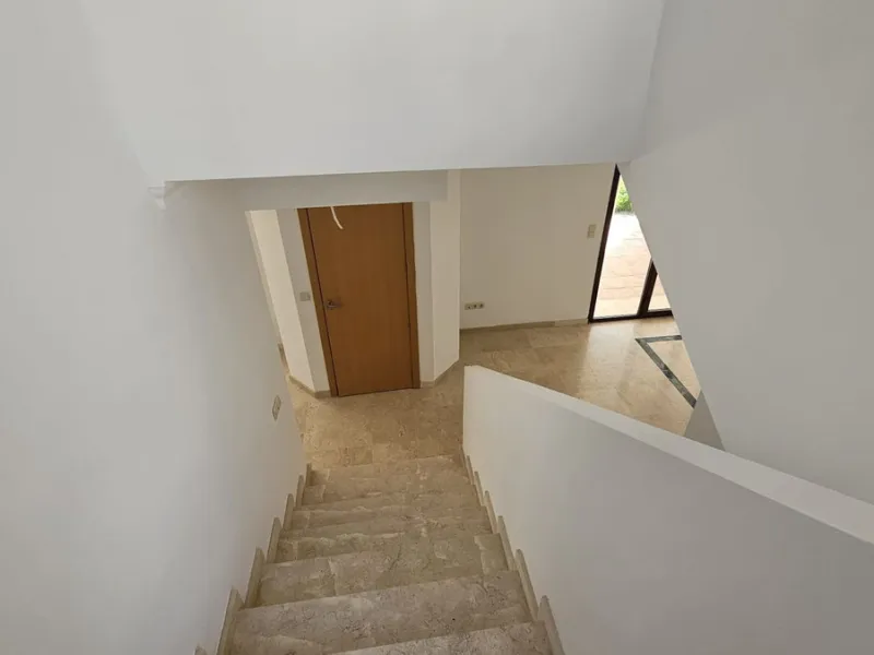 Discover this charming detached house in the exclusive Doña Julia residential complex, in the municipality of Casares, Málaga. A property that combines comfort, spaciousness, and a prime location, perfect for those seeking tranquility and quality of life.