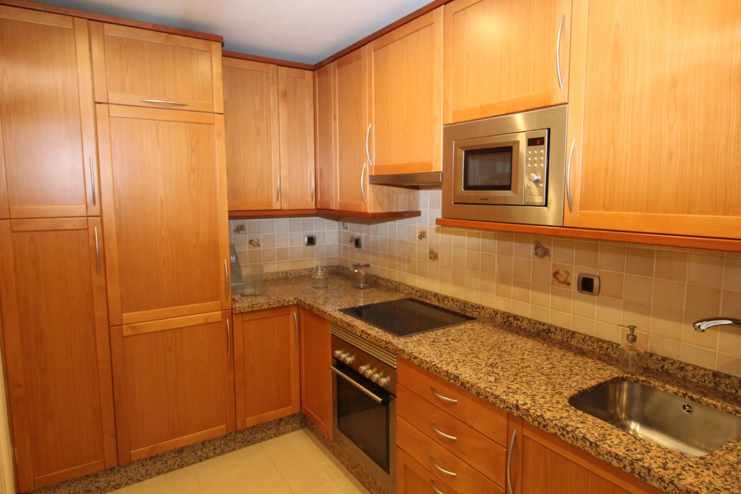 House - Semi-Detached House в продаже в Marbella, Málaga. В доме 3 спален и 3 ванных комнат. Площадь дома 431 м². Площадь участка 100 м²