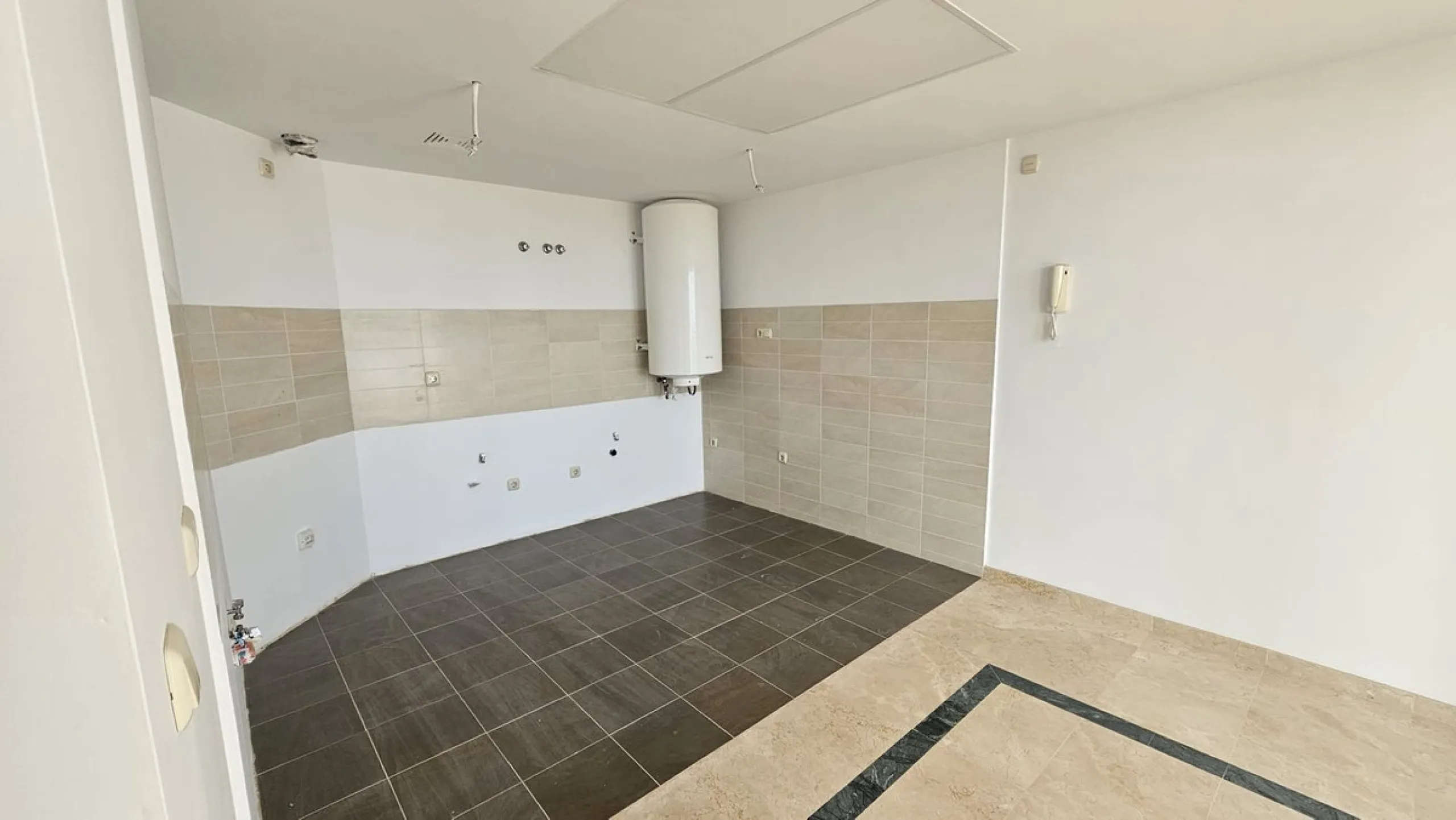 Discover this charming detached house in the exclusive Doña Julia residential complex, in the municipality of Casares, Málaga. A property that combines comfort, spaciousness, and a prime location, perfect for those seeking tranquility and quality of life.