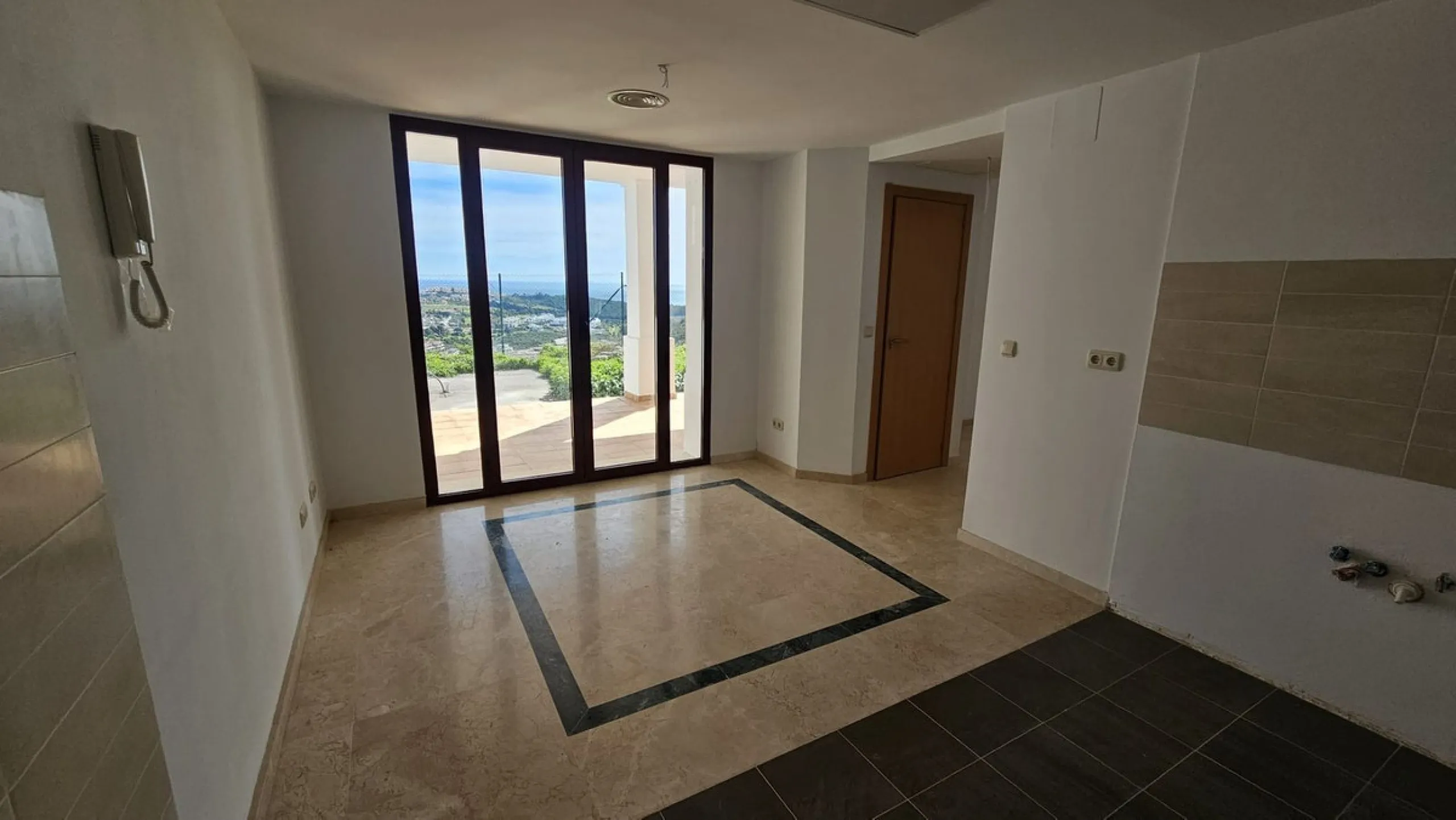 Discover this charming detached house in the exclusive Doña Julia residential complex, in the municipality of Casares, Málaga. A property that combines comfort, spaciousness, and a prime location, perfect for those seeking tranquility and quality of life.
