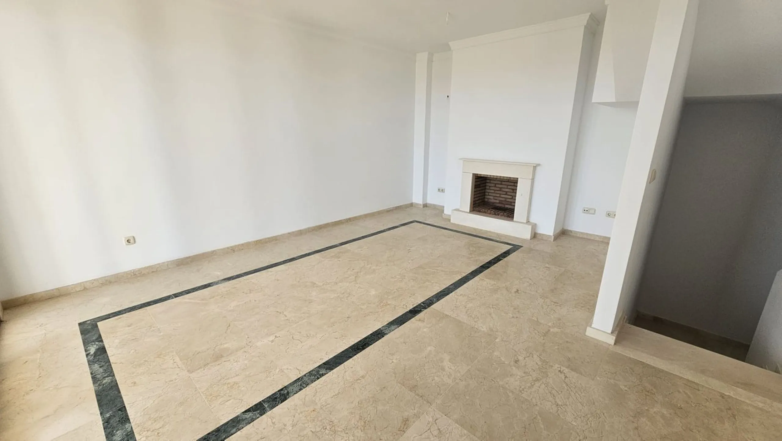 Discover this charming detached house in the exclusive Doña Julia residential complex, in the municipality of Casares, Málaga. A property that combines comfort, spaciousness, and a prime location, perfect for those seeking tranquility and quality of life.