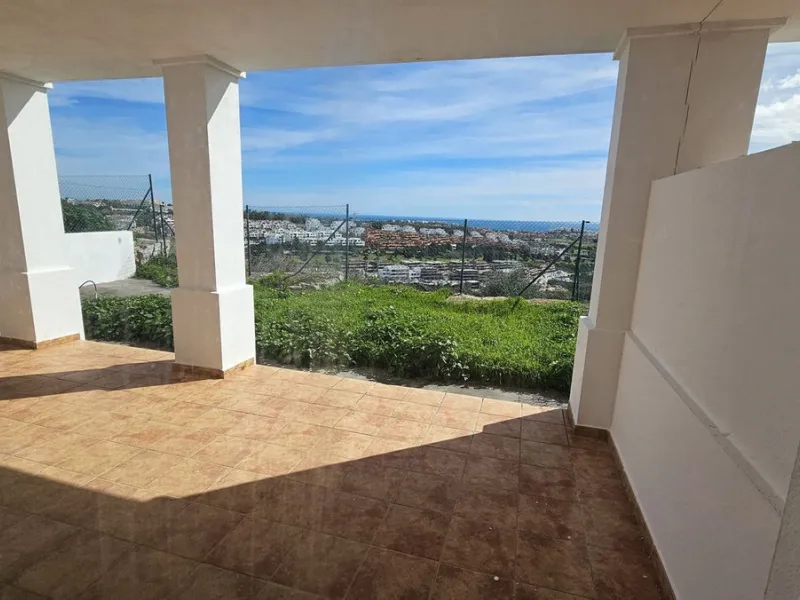 Discover this charming detached house in the exclusive Doña Julia residential complex, in the municipality of Casares, Málaga. A property that combines comfort, spaciousness, and a prime location, perfect for those seeking tranquility and quality of life.