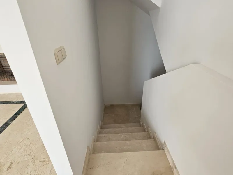 Discover this charming detached house in the exclusive Doña Julia residential complex, in the municipality of Casares, Málaga. A property that combines comfort, spaciousness, and a prime location, perfect for those seeking tranquility and quality of life.