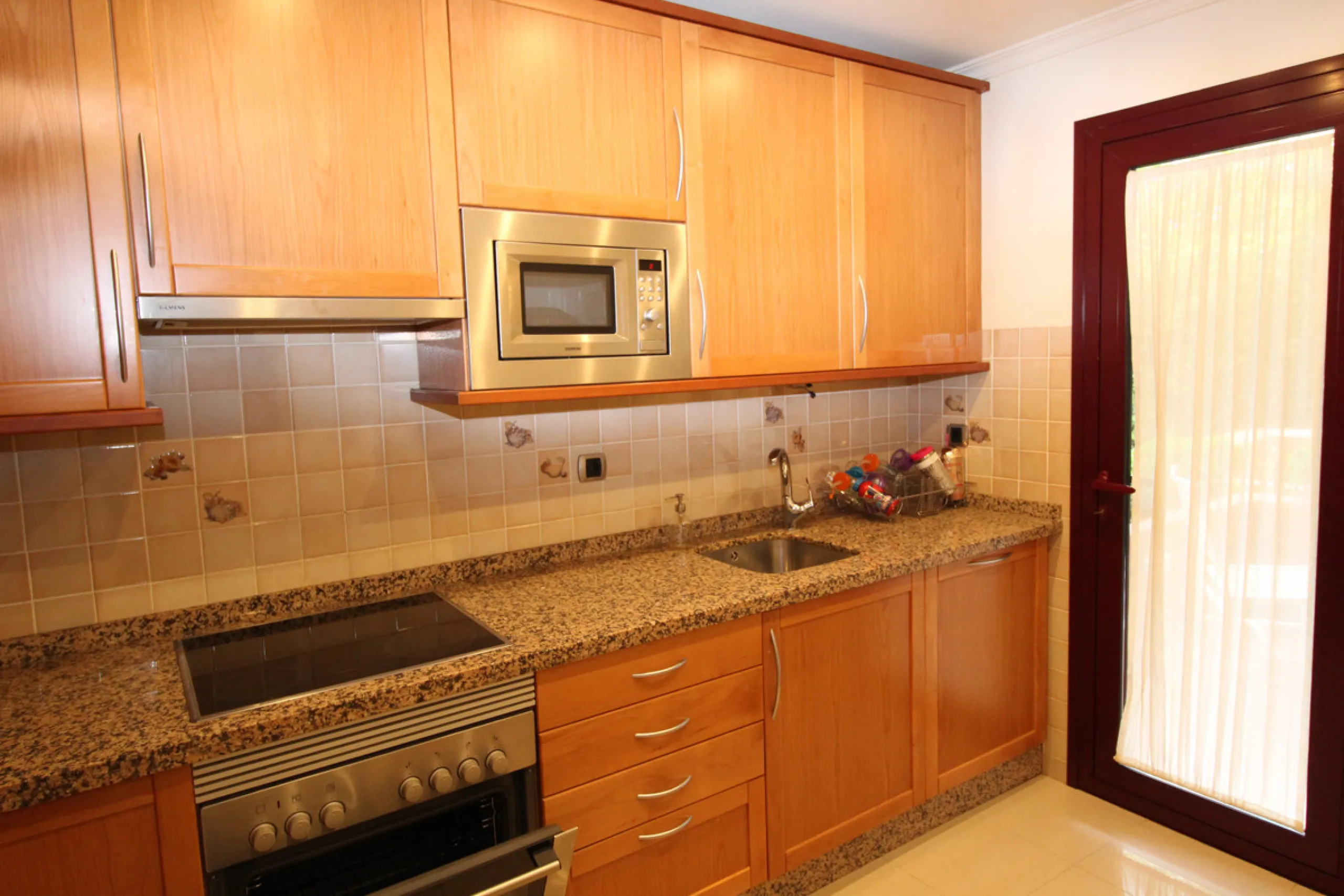 House - Semi-Detached House в продаже в Marbella, Málaga. В доме 3 спален и 3 ванных комнат. Площадь дома 431 м². Площадь участка 100 м²