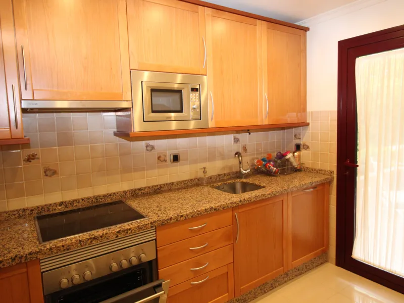 House - Semi-Detached House в продаже в Marbella, Málaga. В доме 3 спален и 3 ванных комнат. Площадь дома 431 м². Площадь участка 100 м²